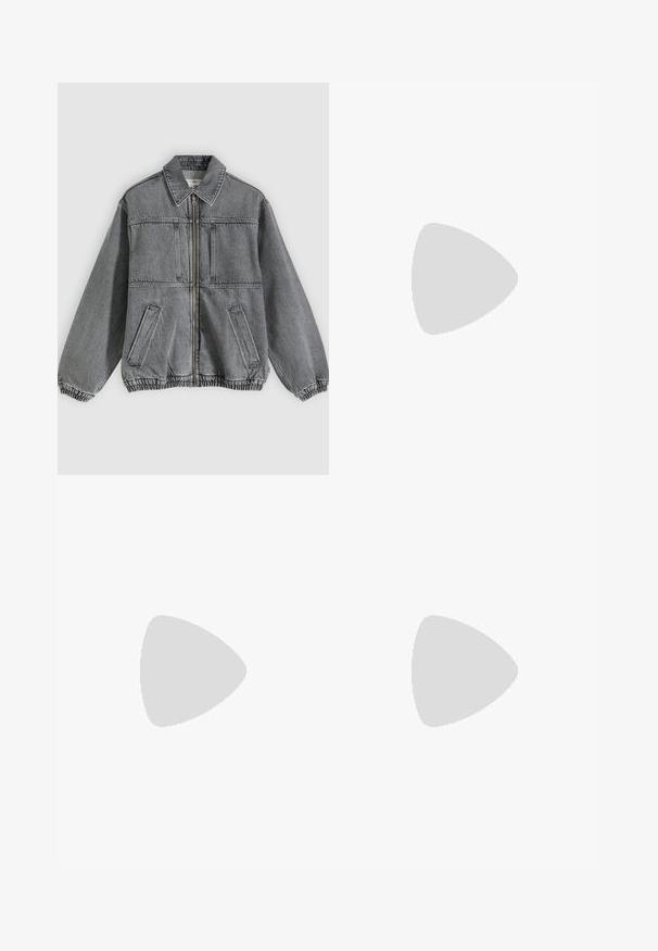 Graue Jeansjacke mit Kragen, Frontreißverschluss und zwei Taschen. Verfügt über elastische Bündchen und Saum, die eine lockere Passform und ein strukturiertes Design bieten.; Schwarzer Pullover mit hohem Kragen, langen Ärmeln und lockerer Passform. Hergestellt aus einem weichen Stoff mit glatter Textur und gerippten Bündchen.; Hoch taillierte graue Denim-Jeans mit weitem Bein und großen abgenutzten Stellen an beiden Knien, mit Taschen vorne und Gürtelschlaufen.; Schwarze Lederkampfstiefel mit hohem Schaft, Schnürung an der Vorderseite, gepolstertem Kragen und rutschfester, strukturierter Sohle für guten Halt. Mit verstärkter Zehenkappe.