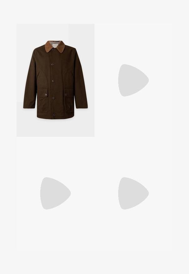 Brun knap-tilmed frakke med fløjlsagtig krave og to forlommer med klap mod hvid baggrund.; Mørkeblå denimskjorte med spids krave, trykknapper og brystlommer. Har syningsdetaljer og lange ærmer.; Mørkeblå denimjeans med lige pasform, fem-lomme design, kobbernitter, gul syning og et markant struktureret stof.; Brun læder brogue ankelstøvle med snørebånd, sort sål og en "Stone Washed"-mærkat fastgjort til snørebåndene på hvid baggrund.