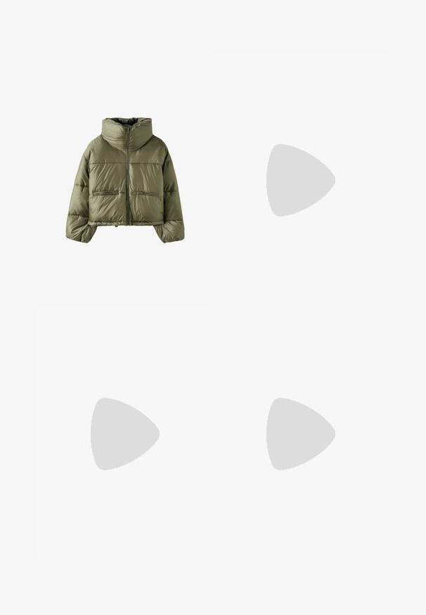 Olivengrøn cropped dunjakke med høj polstret krave, frontlynlås og to lynlåslommer.; Beige cropped sweater lavet af blød strik. Har rund halsudskæring, lange ærmer samt ribbede manchetter og kant for ekstra tekstur.; Lysegrå vidde joggingbukser med elastisk talje og snøre, med synlige lodrette sømdetaljer.; Beige ruskind ankelstøvle med flad sål, synlige sømme og en trækkehank bagpå mod en ensfarvet hvid baggrund.
