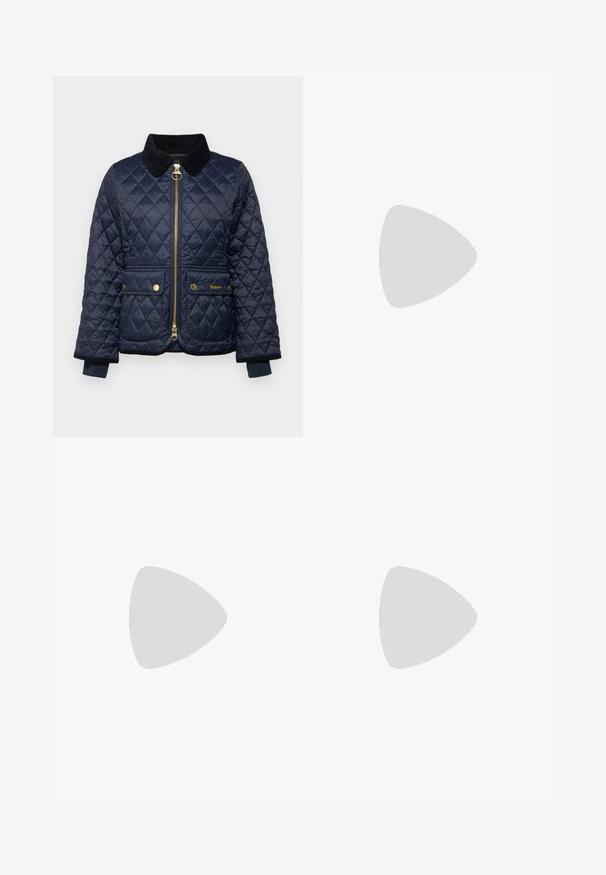 Marineblauwe gewatteerde jas met een corduroy kraag, voorrits, twee knoopzakken en ribgebreide manchetten. Voorzien van gouden hardware accenten.; Witte lange mouwen shirt met een kraag, knoopsluiting aan de voorkant en manchetten. Gemaakt van soepel materiaal met een getailleerd ontwerp en zonder zichtbare patronen.; Beige slim-fit enkellange broek met een gladde afwerking en zonder zichtbare zakken of versieringen op een effen achtergrond.; Hoge bruine leren laars met een zijgespsluiting en een lage zwarte zool, gefotografeerd tegen een neutrale achtergrond.