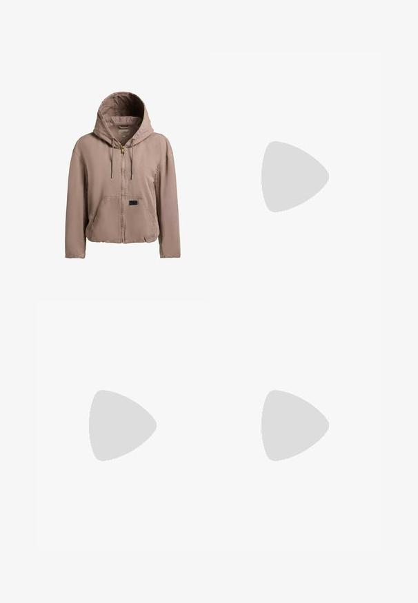 Lysebrun hættejakke med lynlås, snore i hætten, forlommekangaroo og et lille rektangulært mærke på lommen.; Ærmeløs ribstrikket tanktop i mørkebrun med høj rund halsudskæring og lige kant.; Brun kordfløjl mini skirt med lodrette ribber, lige snit og en ren kant. Har en simpel talje uden udsmykninger.; Brune læderknæstøvle med en glat tekstur, rund tå, lav sort hæl og en trækstrop øverst til nem påklædning.