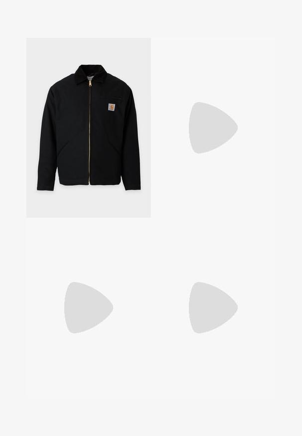 Čierna bunda na zips s manšestrovým golierom, dvoma bočnými vreckami, vreckom na hrudi so zipsom a nášivkou s logom Carhartt na hrudi.; Biely rebrovaný tielkový top bez rukávov s okrúhlym výstrihom a rovný lemom, zobrazený na jednoduchom pozadí.; Čierne nohavice s rovnými nohavicami, zapínanie na gombík a zips, pútka na opasok, zobrazené na svetlom pozadí.; Čierne kožené členkové topánky s šnurovacími detailmi, polstrovaným golierom a štruktúrovanou panelou. Majú robustnú podrážku a embosované logo na boku.