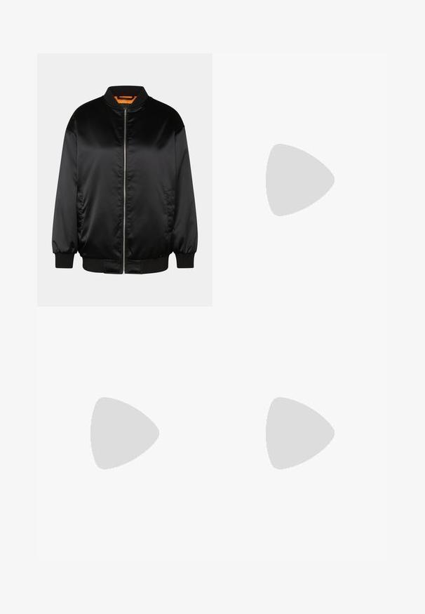 Zwarte bomberjack van glad satijn, met een ritssluiting aan de voorkant, ribbelmanchetten en -zoom, en een oranje voering. Klassiek en minimalistisch ontwerp.; Zwart mouwloos jurk met dunne bandjes, aansluitend ontwerp, gemaakt van gladde stof, knielang met een eenvoudige, onversierde stijl.; Witte Nike Air Force 1 sneakers met een leren bovenwerk, ronde neus, vetersluiting, gewatteerde kraag en textuurrubberzool.; Zwarte rechthoekige zonnebril met donkere getinte lenzen, een dik plastic montuur en brede scharnieren. Glad oppervlak en hoekig ontwerp.