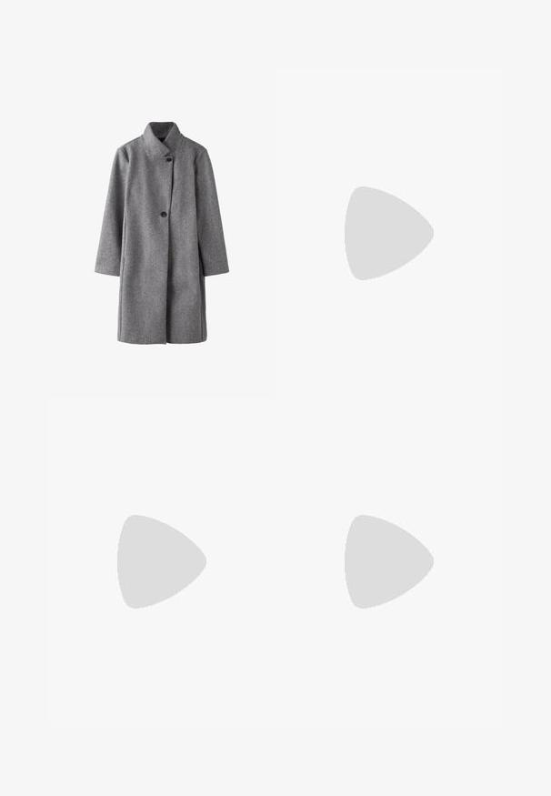 Lang grå uldfrakke med høj krave og to synlige sorte knapper foran, lige snit og lange ærmer.; Hvid rullekrave sweater lavet af blødt stof, med en afslappet pasform, sænkede skuldre og brede ribstrikkede manchetter og kant.; Lysegrå bukser med vide ben i en glat, tekstureret stof, med knaplukning foran og bæltestropper i taljen.; Grå ruskinds ankelstøvler med en blød indersål, minimal syning og en formstøbt gummisål. Har en løkke bagpå.