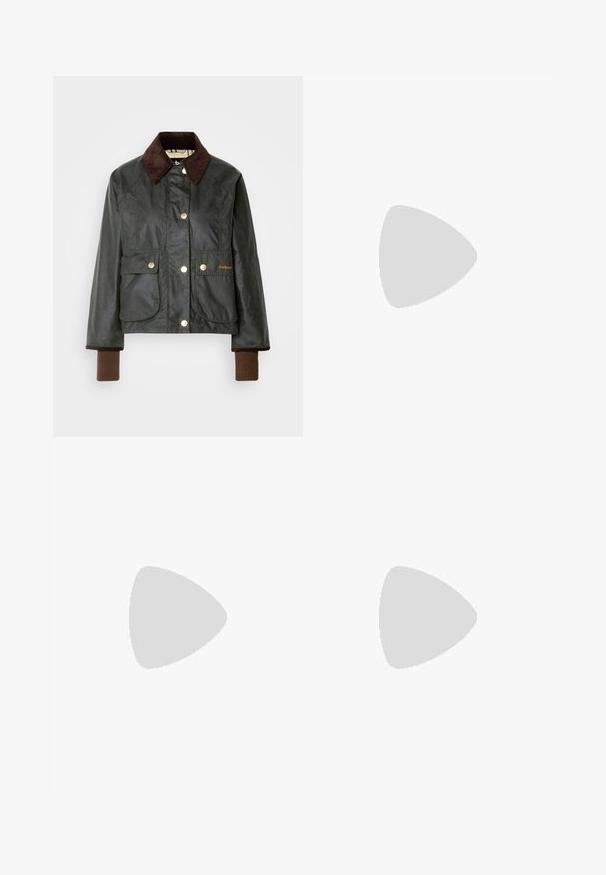 Donkergroene gewaxte jas met een bruine corduroy kraag, voorzien van gouden drukknoopsluiting en twee voorzakken, en geribbeld bruine manchetten.; Witte turtleneck met lange mouwen, gemaakt van ribbelstof. Bevat een klein geborduurd logo in het midden. Aansluitend ontwerp zonder patronen.; Bruine cargo broek met wijde pijpen, meerdere zijvakken, een hoge taille en stevig katoen met een gladde textuur.; Zwarte rubberen regenlaars, met een hoge ontwerp en een gladde matte afwerking. Bevat een dikke zool met ribbels en een logo-accent aan de zijkant.