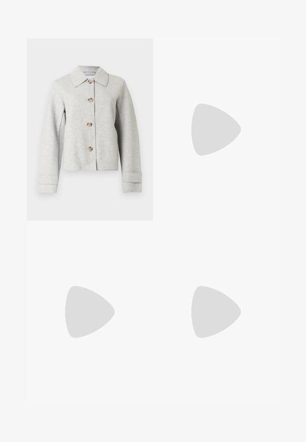 Veste gris en mélange de laine avec col pointu, quatre boutons et manches longues avec détails aux poignets. Design simple et structuré.; Robe noire en tricot côtelé avec un décolleté carré et des manches courtes. La conception est cintrée et descend jusqu'aux chevilles.; Jambes portant des leggings côtelés foncés associés à des ballerines noires avec de petits détails en nœud sur fond blanc.; Petit sac à main noir brillant avec deux longues anses et des détails à cordon sur les côtés sur un fond clair uni.