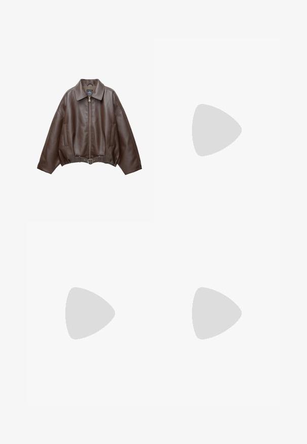 Braune, kurz geschnittene Jacke aus Kunstleder mit weitem Kragen, vorderem Reißverschluss, Seitentaschen und einem Taillengürtel. Glatte Textur, entspannte Passform.; Weißes T-Shirt mit kurzen Ärmeln und Rundhalsausschnitt mit geradem Saum, innen mit gebrandetem "WEEKDAY"-Label am Kragen.; Blaue Jeans aus Denim mit geradem Bein, im Fünf-Taschen-Stil und sichtbaren Nähten auf weißem Hintergrund.; Weißer Adidas Spezial Sneaker mit schwarzen Streifen und Kautschuksohle, der über grauen Steinstufen im Freien schwebt.