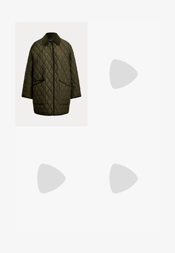 Gewatteerd olijfgroen jack met donkere kraag, drukknoopsluiting aan de voorkant, twee zakken aan de voorkant en een klein rood geborduurd logo op de borst.; Zwarte longsleeve shirt van katoen met een button-down kraag, voorzien van witte knopen en een klein geborduurd logo op de borst.; Zwarte flared jeans met een gladde stoftextuur, middelhoge taille, vijf-pocket ontwerp en metalen knoopsluiting aan de voorkant.; Bruine suède enkellaarzen met lage gestapelde houten hak en een trekkoord aan de achterkant op een effen lichte achtergrond.