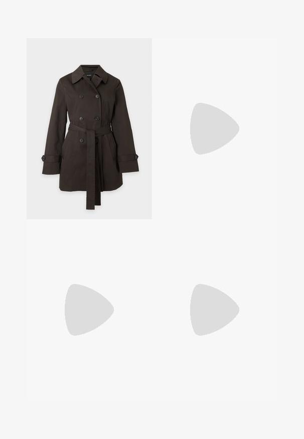 Dunkelbrauner zweireihiger Trenchcoat mit weitem Kragen, Gürtel in der Taille, geknöpften Manschetten und Vordertaschen auf schlichtem Hintergrund.; Ärmelloses schwarzes Top mit cremefarbenen abstrakten Blumen- und Blattmustern in quadratischen Blöcken, auf hellem einfarbigem Hintergrund dargestellt.; Helle blaue Schlagjeans mit hoher Taille, ausgestattet mit zwei vorderen Taschen und zwei Rissen an den Knien, aus Denim-Material gefertigt.; Dunkelbrauner Lederschuh mit doppelten Schnallenriemen, perforierten Details und dicker schwarzer Sohle, schwebend über einem Holztisch im Freien.