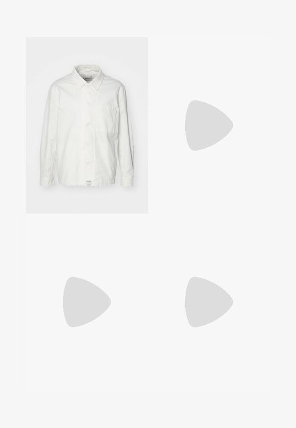 Chemise blanche à boutons en coton, dotée d'un col classique, de manches longues et d'une poche poitrine unique. Texture lisse, design simple.; Haut blanc sans manches en coton à col rond avec épaules structurées, marqué "WEEKDAY" sur l'étiquette du col, présenté sur un fond gris clair.; Shorts en denim bleu clair avec poignets retroussés, design classique à cinq poches, et une étiquette en bronze sur la ceinture. Texture lisse.; Baskets en cuir blanc avec des accents beiges, semelle plate en caoutchouc, bout rond et logo contrastant sur le côté et à l'arrière. Design à lacets.