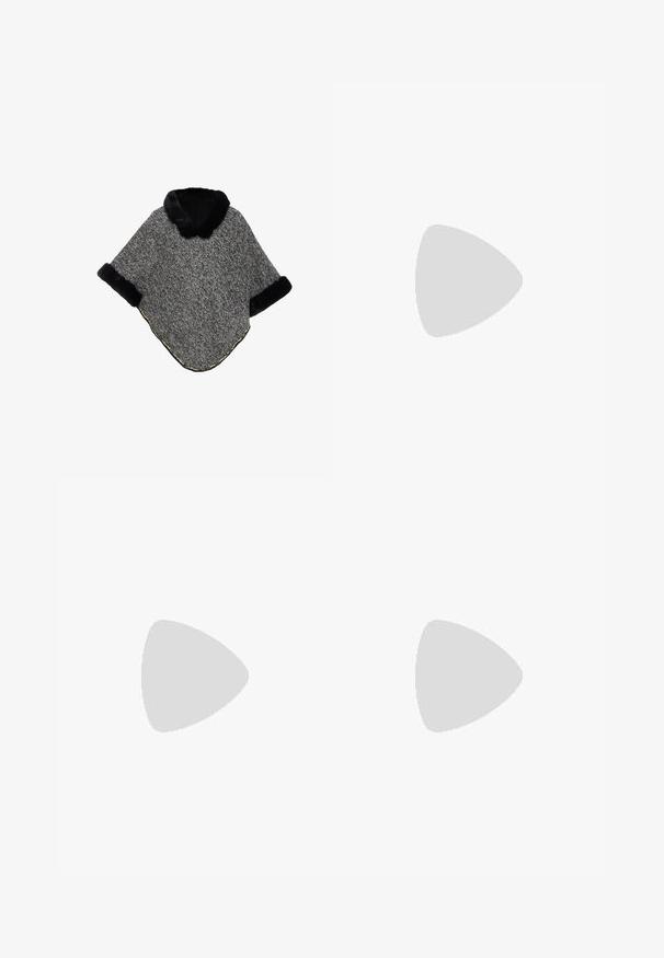 Grå tekstureret poncho med sort faux fur krave og manchetter. Har et guldtrimmet accent langs kanten. Blødt materiale, løs pasform.; Lysebeige langærmet rullekravetrøje i blødt stof med løs pasform, der har en subtil struktur og to sidesømme.; Brune uld bukser med fiskebenmønster, vidde ben, opbukket kant og detaljer med knapper ved taljebåndet.; Mørkebrune ruskindsko med en lav blokhælel, der har et fremtrædende guldspænde som accent og en glat overflade. Klassisk form med minimal pynt.