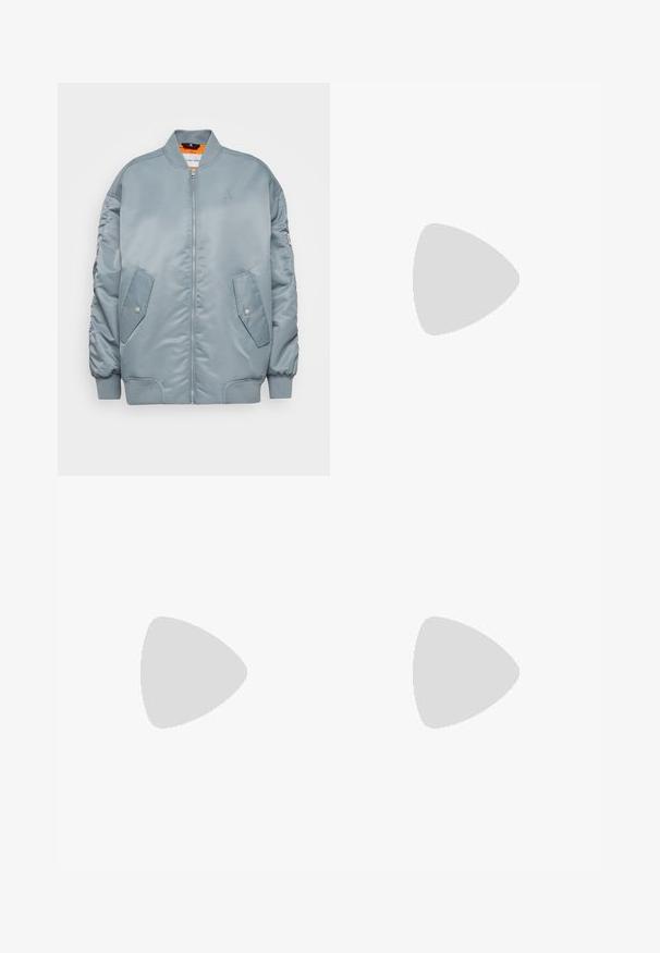 Hellblauer Bomberjacke mit einem Reißverschluss vorne, gerippten Bündchen und zwei seitlichen Taschen. Verfügt über eine glatte, glänzende Textur und ein innens orangefarbenes Futter.; Weißes Baumwoll-T-Shirt mit Rundhalsausschnitt, kurzen Ärmeln, gerader Schnittführung und glatter Textur. Keine Muster oder Verzierungen.; Marineblaue, gerade geschnittene Hose aus dehnbarem Stoff mit elastischem Bund und zwei Taschen vorne. Glatte Textur, keine sichtbaren Muster.; Weißer Nike Air Force 1 Sneaker schwebt über einer Betonoberfläche mit Schatten in einem minimalistischen Umfeld.