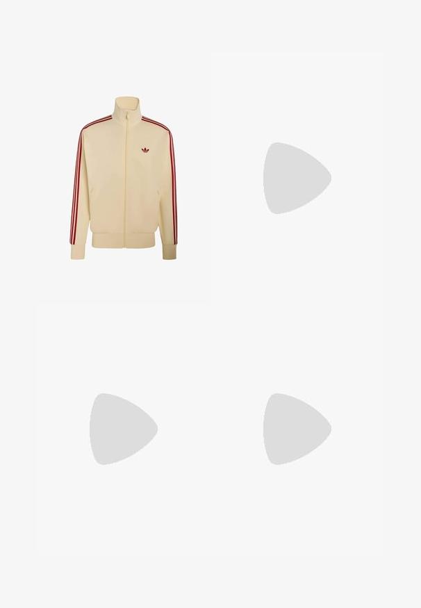 Chaqueta beige con cremallera, cuello alto, franjas rojas en las mangas y pequeño logo rojo de Adidas en el pecho izquierdo.; Camiseta de algodón negra con mangas raglán cortas, que presenta un sutil logo en relieve en el pecho y una textura suave en todo su diseño.; Pantalones deportivos negros con textura acanalada vertical, con franjas laterales en rojo y blanco y un pequeño logotipo blanco en la pierna izquierda.; Zapatilla blanca Adidas con franjas verdes y rojas, suela de goma y marca "SPEZIAL" flotando sobre pavimento de piedra.