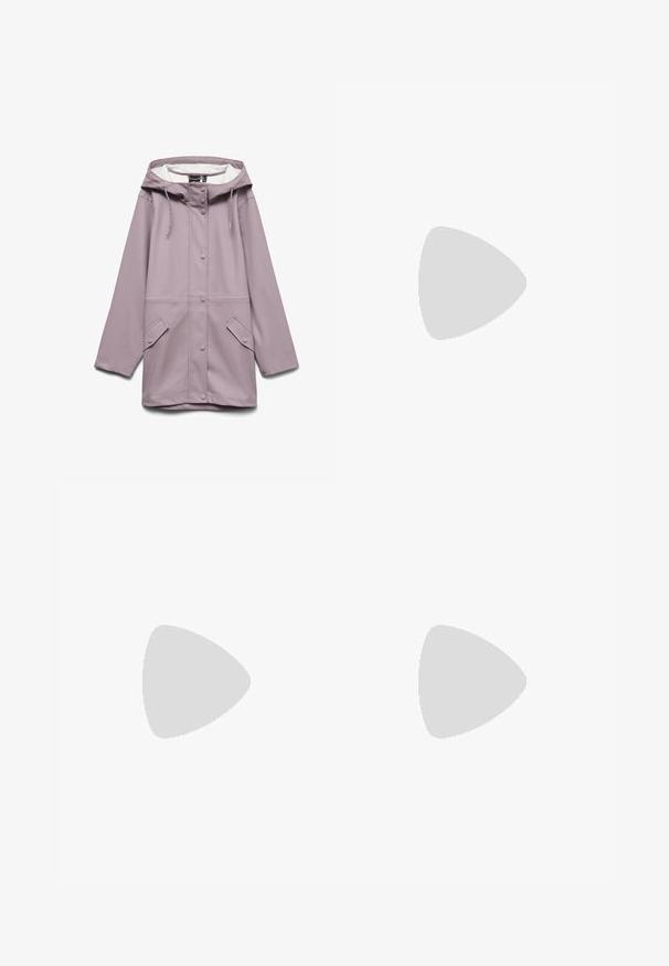 Lang lavendel regnfrakke med hætte, frontknapper med trykknapper, snoretræk og to lommelåg, vist på en hvid baggrund.; Hvid T-shirt med korte ærmer og rund hals med teksten "AMOUR" og en pink lyngrafik på venstre bryst.; Lysegrå sweatpants med vide ben, pink stribet linning, snor, sideslidser og hvid Nike-logo på venstre lår.; Sorte ruskinds- og lædersneakers med en cremefarvet side-swoosh og lys cremefarvet hæl. Har beige snørebånd og en gummirubber-sål.