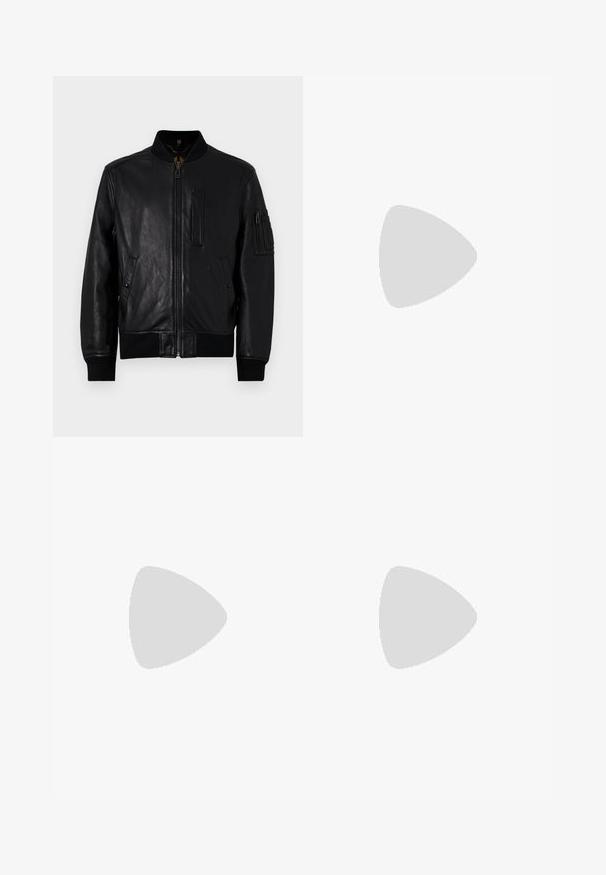 Schwarze Lederbomberjacke mit einem Reißverschluss vorne, gerippten Bündchen und Saum. Mit seitlichen Taschen und einer aufgesetzten Tasche am linken Ärmel.; Weißes Baumwoll-T-Shirt mit lockerer Passform, das ein kleines schwarzes Grafiklogo auf der linken Brustseite aufweist. Kurze Ärmel, Rundhalsausschnitt.; Schwarze Denim-Jeans mit geradem Bein, featuring ein zerrissenes Knie, Fünf-Taschen-Design und Metallbeschläge an der Taille und den Taschen.; Schwarzer Leder-Herrenschuh mit Mokassinnaht, Penny-Riemen, strukturiertem Kragen und niedrigem gestapeltem Absatz auf weißem Hintergrund.