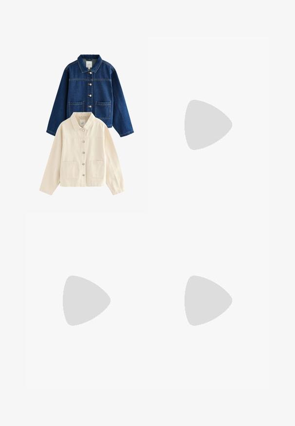 Zwei legere Hemdjacken, eine aus dunkelblauem Denim und eine in Off-White, jeweils mit Kragen und zwei aufgesetzten Vordertaschen.; Schlichtes weißes T-Shirt mit kurzen Ärmeln und Rundhalsausschnitt mit einem schwarzen Etikett innen am Kragen, flach auf weißem Hintergrund dargestellt.; Blaue Denim-Jeans mit geradem Bein, ausgestattet mit sichtbaren Nähten, einem Reißverschluss und fünf Taschen. Ausgewaschene Stellen sorgen für Textur.; Weiße Leinensneaker mit runder Zehenpartie, Schnürverschluss und dezentem Logodetail. Verfügt über ein strukturiertes Gewebe und eine Gummisohle.