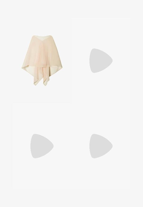 Poncho de chiffon semitransparente en un tono beige claro, con dobladillo asimétrico y detalles de tela en capas, presentado sobre un fondo blanco.; Vestido largo de satén rosa pálido con finos tirantes de espagueti y corpiño ajustado, mostrado sobre un fondo blanco liso.; Sandalia dorada de tacón alto con finas tiras de pedrería sobre los dedos y una pulsera al tobillo con cierre de hebilla.; Clutch plateado brillante con forma rectangular elegante, cierre de metal y textura suave. Diseño minimalista.