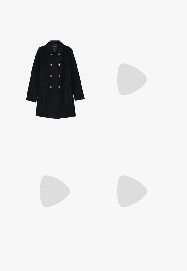 Sort dobbeltbrystet frakke lavet af blød stof, med guldknapper, to forlommer og et plisseret design bagpå.; Sort blonde bluse med lange puffærmer, høj halsudskæring og en nøglehulsåbning bagpå. Det intrikate blomsterdesign tilføjer tekstur.; Sort knælang nederdel med elastisk talje, der har plisseringer for volumen og en glat tekstur. Enkel, klassisk design uden udsmykninger.; Sort patentlæder ankelstøvle med rund tå, snørelukning, syede detaljer og en lav, flad gummisål.