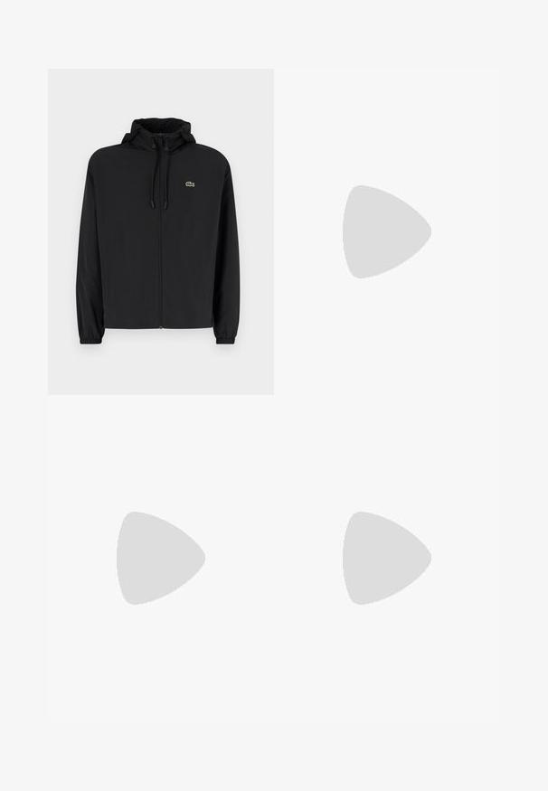 Sort zip-jakke med hætte, lavet af letvægtsmateriale. Har elastiske manchetter og et lille grønt logo på venstre bryst.; Sort bomuld t-shirt med rund hals. Har et lille broderet Lacoste-logo i grøn og hvid på brystet. Korte ærmer, almindelig pasform.; Mørkegrønne joggers lavet af blødt stof, med elastisk talje, ribbede manchetter og et lille logo på siden.; Sort læderloafer med metalbrandskilt hvilende nær et brunt rundt bord på beige tæppe.