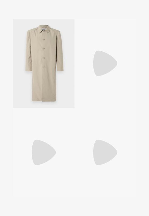 Beige Trenchcoat aus einem glatten, leichten Stoff. Mit Kragen, Knopfverschluss vorne und langen Ärmeln im geraden Schnitt.; Dunkelblauer Kabelstrickpullover mit Rundhalsausschnitt, strukturiertem Muster sowie geripptem Saum und Bündchen. Aus einem dicken Textilmaterial gefertigt.; Hellblaue Jeans mit hoher Taille und weitem Bein, mit Gürtelschlaufen, vorderem Knopf- und Reißverschluss, auf schlichtem hellem Hintergrund dargestellt.; Weißer Sneaker mit niedrigem Schaft, grauem Fersenlaschen, weißen Schnürsenkeln und einer strukturierten Sohle, dargestellt vor einem schlichten hellen Hintergrund.