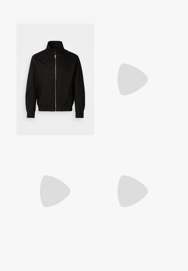 Schwarze Jacke mit hohem Kragen, Reißverschluss auf der Vorderseite, seitlichen Taschen, elastischen Bündchen und tailliertem Bund. Mit einem dezenten Logo auf der Brust.; Schwarzes T-Shirt mit kurzen Ärmeln aus weicher Baumwolle und rundem Halsausschnitt. Verfügt über ein dezentes Markenlabel auf der linken Seite nahe dem Saum.; Blaue verwaschene Jeans mit geradem Bein, fünf Taschen, Knopfverschluss und Gürtelschlaufen, flach auf weißem Hintergrund ausgelegt.; Schwarzer Lederschlupfschuh mit dicker Sohle und kleinen seitlichen Belüftungslöchern, mit goldenem "HUGO"-Logo nahe der Ferse.