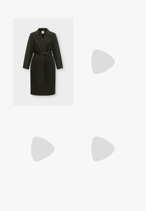 Donkergroene lange jas met brede revers en een bijpassende riem gestrikt in de taille, getoond tegen een effen achtergrond.; Olijfgroene, cropped trui met een hoge hals en lange, losse mouwen. Gemaakt van een zachte stof met een licht fuzzy textuur.; Bruine op maat gemaakte broek met een rechte pasvorm, geplooide voorkant en klassieke tailleband. Gemaakt van een zachte stof met een verfijnde afwerking.; Zwarte leren enkelboot met een spitse neus, blokhak en een gladde textuur, gepositioneerd boven een houten en grindoppervlak.