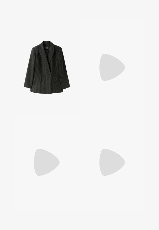 Schwarzer doppelt geknöpfter Blazer mit weißen Nadelstreifen, Revers mit Kerbe, langen Ärmeln und zwei Klappentaschen vorne.; Schwarzes verkürztes Tanktop mit breiten Trägern, aus weichem Material, mit glatter Textur und minimalistischem Design.; Graue Sweatpants mit einem weiten Schnitt, weichem Material und einem elastischen Bund, ohne sichtbare Muster oder Hardware-Details.; Schwarzer Adidas-Sneaker mit weißen Streifen und Gummisohle schwebt über grauen Betonstufen im natürlichen Licht.