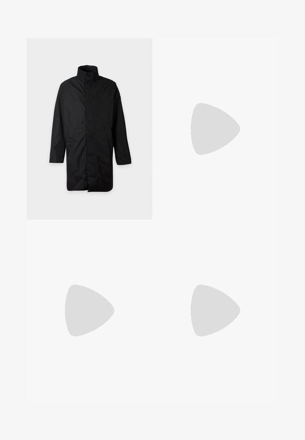 Zwarte lange jas met hoge kraag, voorrits verborgen onder klep, twee zijzakken en één verticale borstzak met rits.; Beige en gebroken wit gestreepte gebreide trui met lange mouwen, geribbelde manchetten, zoom en ronde hals, plat weergegeven op een witte achtergrond.; Lichtblauwe spijkerbroek met een rechte pijp, middelhoge taille en subtiele vervaging. Beschikt over klassieke zakstyling en contraststiksel.; Zwarte leren instapschoenen met een geweven detail aan de voorkant, een ronde neus en een lage hak. Glad textuur en minimalistisch ontwerp.