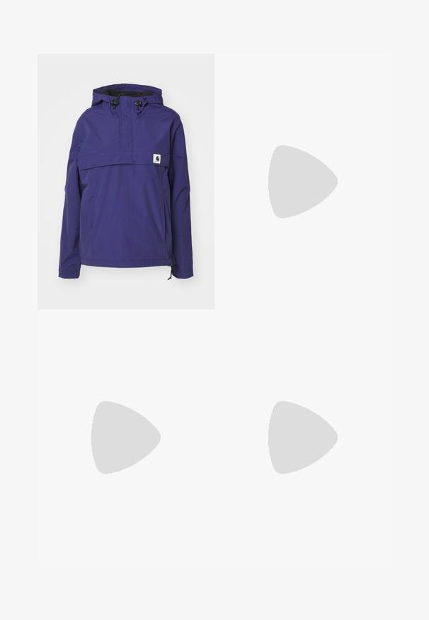 Chaqueta morada con capucha y diseño de media cremallera, bolsillo frontal y puños elásticos. Fabricada con material ligero y resistente al agua.; Camiseta de algodón negra con cuello redondo y mangas cortas. Cuenta con un bolsillo frontal con un logo de corazón rojo y texto blanco.; Vaqueros de mezclilla azul, diseño de pierna ancha, cintura de medio tiro, desgaste sutil, estilo de cinco bolsillos, con cierre de botón y cremallera, dobladillo recto.; Zapatilla de cuero negro con acabado texturizado, punta redonda y suela de plataforma gruesa. Presenta costuras de acento amarillas y logotipo de la marca en el lateral.
