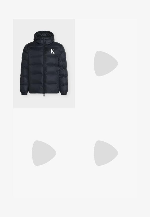 Zwarte pufferjas met capuchon, rits aan de voorkant, elastische manchetten, zijzakken met rits en wit CK-logo op de linkerborst.; Roomkleurige coltrui met lange mouwen, geribde boorden en een subtiel logo op de borst, getoond op een effen witte achtergrond.; Lichtblauwe denim jeans met een recht ontwerp, vijf zakken en een knoopsluiting. Stikdetails nabij de zakken en de tailleband.; Zwarte leren Chelsea boots met een gestructureerde afwerking, elastische zijpanelen en een stevige rubberen zool. Subtiele branding op de hiel.