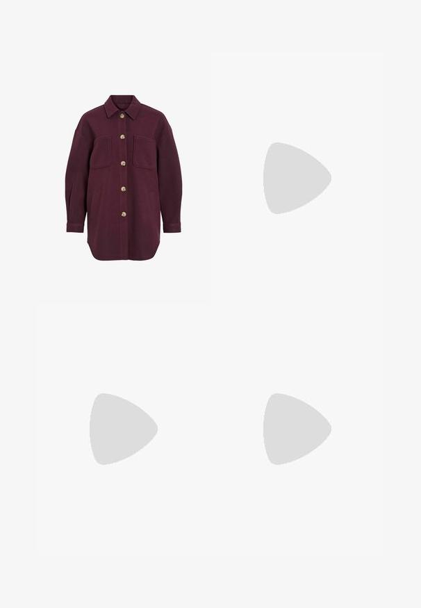 VILA VIKIMMI SHIRTL/S - Krátky kabát - fig; Biely blejzer s výstrihom s výrezom, hladkou textúrou a viditeľnou nálepkou s nápisom "NEXT." Má strihané klopy a čistý dizajn.; Námornícke modré nohavice s rovnou nohou, plochým predným dielom, dvoma bočnými vreckami a hladkou textúrou. Žiadne viditeľné vzory alebo akcenty.; Zign Klasické členkové čižmy - black