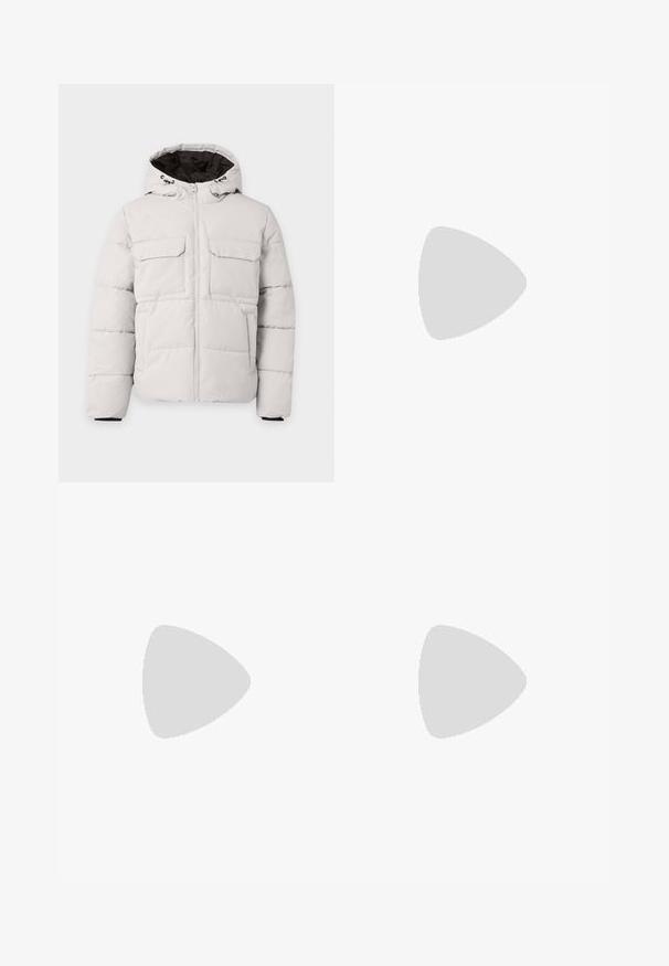 Lichtgrijze gewatteerde winterjas met rits aan de voorkant, twee borstzakken met klep, zijzakken en capuchon met zwarte voering.; Witte katoenen T-shirt met korte mouwen, ronde hals, borstzak aan de voorkant en een klein label aan de zijkant. Soepele textuur en een comfortabele pasvorm.; Grijze denim jeans met een slim fit, met een klassieke vijf-pocketontwerp, voorste knoopsluiting en subtiele textuurdetails overal.; Voeten met beige sneakers met bruine zolen en zwarte wijde broekspijpen op een witte achtergrond.