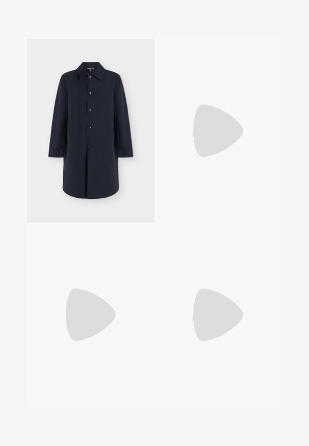 Marineblauwe knielange jas met knopen aan de voorkant, lange mouwen met knoopmanchetten en een klassieke kraag op een lichte achtergrond.; Groene gebreide pullover met een kraaghalslijn, lange mouwen en een gestructureerd patroon. Bevat een placket met twee knopen en subtiele branding.; Bruine katoenen broeken met een recht gesneden ontwerp, voorzien van een knoopsluiting, riemlussen en minimale stikdetails.; Zwarte leren dresschoenen met een ronde neus, een gladde afwerking, veters en een lage, gestructureerde rubberen zool. Strakke lijnen en een minimalistisch ontwerp.