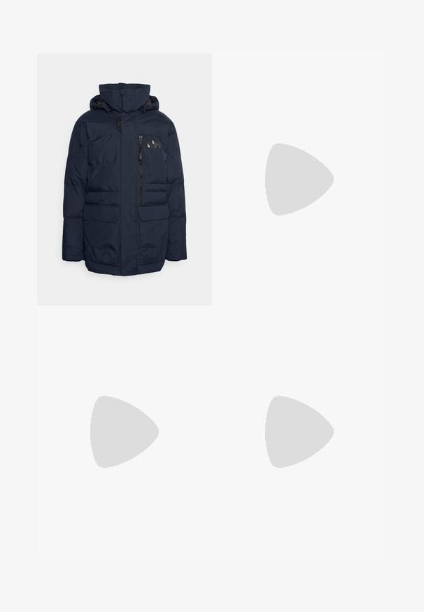 Marineblauwe gewatteerde jas met een ritszak op de linkerkant van de borst, twee voorzakken met klep en een capuchon. Voorzien van zwarte hardware en logo-accenten.; Blauwe crewneck sweatshirt van een katoenmix. Voorzien van ribbels aan de mouwen en onderrand, en een klein wit logo op de borst.; Zwarte, rechte broek met een gladde stofstructuur, voorzakken en een zilveren knoopsluiting. Eenvoudig ontwerp en strakke lijnen.; Bruine en grijze sportschoen met witte strepen, een oranje en turquoise accent, gestructureerd mesh-materiaal en een robuust zool voor grip.