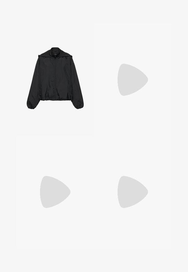 Zwarte lichte jas met rits, lange mouwen, elastische manchetten en zoom, en een verstelbare capuchon met koordjes.; Zwart katoenen T-shirt met korte mouwen, ronde hals, standaard pasvorm en zichtbaar binnenlabel in de nek.; Lichtblauwe denim broek met wijde pijpen, hoge taille, klassiek vijfzakkenontwerp en contrasterende stiksels. Rauwe zoom aan de onderkant.; Zwarte rubberen regenlaars met een ronde neus, textuurzool en verstelbaar riempje. Gladde oppervlakte met een matte afwerking.