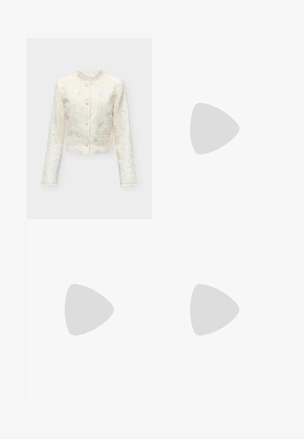 Veste courte couleur crème avec manches longues, col rond, fermeture par boutons, bordure discrète à franges et ornements en sequins.; Haut blanc à manches longues en dentelle avec un décolleté en V et une délicate bordure en dentelle le long de l'encolure. Comprend une fermeture à boutons au niveau du col.; Jupe mini blanche avec une surface texturée ornée de motifs floraux en relief ressemblant à des roses, fabriquée en tissu léger.; Mocassins à bout pointu en cuir crème avec un dessus transparent ornés de strass dispersés. Semelle douce pour le confort, design minimaliste.
