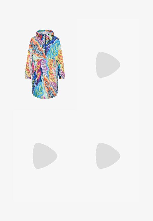 Veste à capuche colorée avec des motifs abstraits en forme de feuilles dans des tons vifs de bleu, orange, rose, jaune et violet, dotée d'une fermeture éclair à l'avant et de manches longues.; Débardeur en satin, orné d'un motif abstrait coloré dans des tons de rose, d'orange et de violet, avec un design drapé à l'avant.; Pantalon à jambes larges avec ceinture élastique et cordon de serrage, avec un motif patchwork vintage floral et géométrique multicolore.; Bottine western en noir, violet métallisé et nude. Elle présente un bout pointu, un talon bloc, des découpes décoratives et des accents côtelés verticaux.