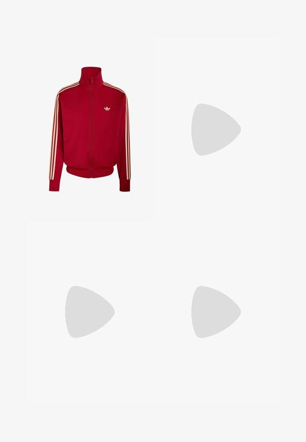 Rode sportjas met ritssluiting, beige drie strepen op de mouwen en klein beige Adidas-logo op de linkerborst.; Rood-witte gestreepte t-shirt met korte mouwen en ronde hals, gemaakt van stof met een gladde textuur. Bevat een gelijkmatige horizontale strepen.; Donkerindigo jeans met rechte pijpen, witte contrasterende stiksels, ontwerp met vijf zakken en metalen knoopsluiting in de taille.; Rode Adidas sneaker met zwarte strepen en zool, met witte Coca-Cola-logo's over het hele stoffen bovenwerk.