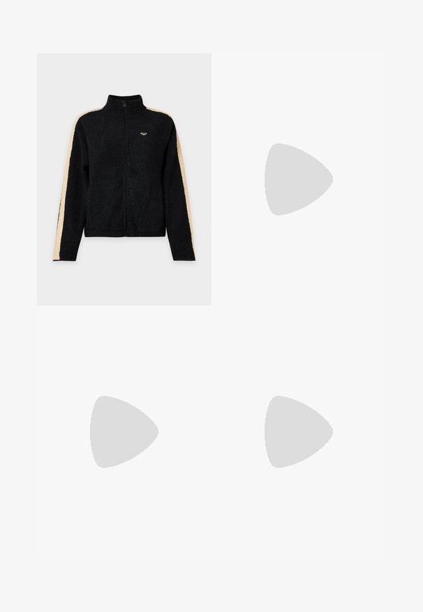 Sort fleecetrøje med fuld lynlås foran, høj krave, beige striber langs ærmerne og lille logo på venstre bryst.; Langærmet, enkel hvid T-shirt med rund halsudskæring og tætsiddende pasform, vist mod en lysegrå baggrund.; Sorte flared leggings lavet af strækbart stof, med en høj talje og glat tekstur, designet til komfort og bevægelighed.; Sorte ruskinds sneakers med hvide accenter og snørebånd, der har en tyk hvid sål og kontrasterende syninger, parret med en hvid sok.