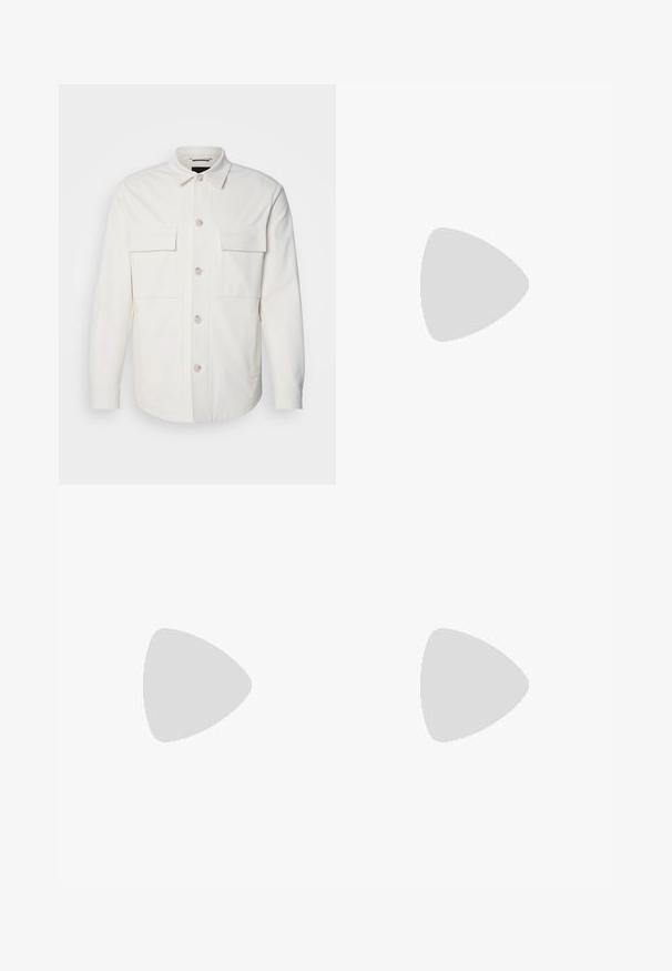 Witte shirtjas van zacht materiaal, met twee voorzakken, een knoopsluiting met lichte knopen en een klassieke kraag.; Witte katoenen T-shirt met ronde hals, korte mouwen en een ontspannen pasvorm. Heeft textuur op de schoudernaden voor extra detail.; Beige, taps toelopende broek met een elastische tailleband en een trekkoord. Glad materiaal met een strakke uitstraling en zonder zichtbare patronen of hardware.; Witte leren sneakers met een gladde textuur, ronde neus en tonale stiksels. Voorzien van blauwe veters en een gouden logo op de zijkant.