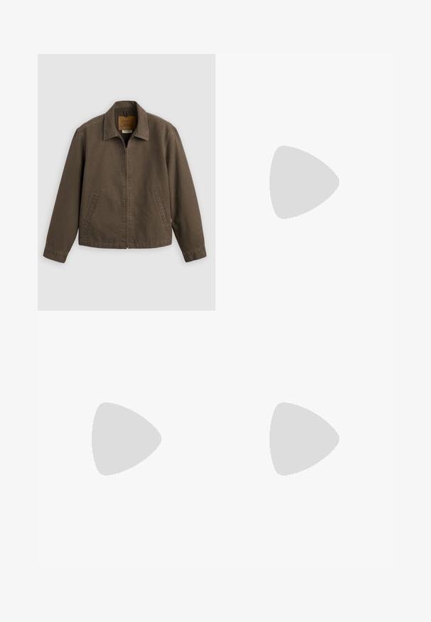 Brun lynlåsjakke med krave og to sidelommer, vist fladt på en lys baggrund.; Brun bomulds t-shirt med rund hals, korte ærmer og et diskret broderet logo på venstre brystområde. Glat tekstur, afslappet pasform.; Olivengrønne fløjlsbukser med lodrette ribber, der har knaplukning og lige ben. Blød tekstur med en klassisk pasform.; Grønne svineder sko med hvide accenter og grønne snørebånd. Gummisål, rund tå og tan detaljer på hælen. Båret med fløjl bukser.