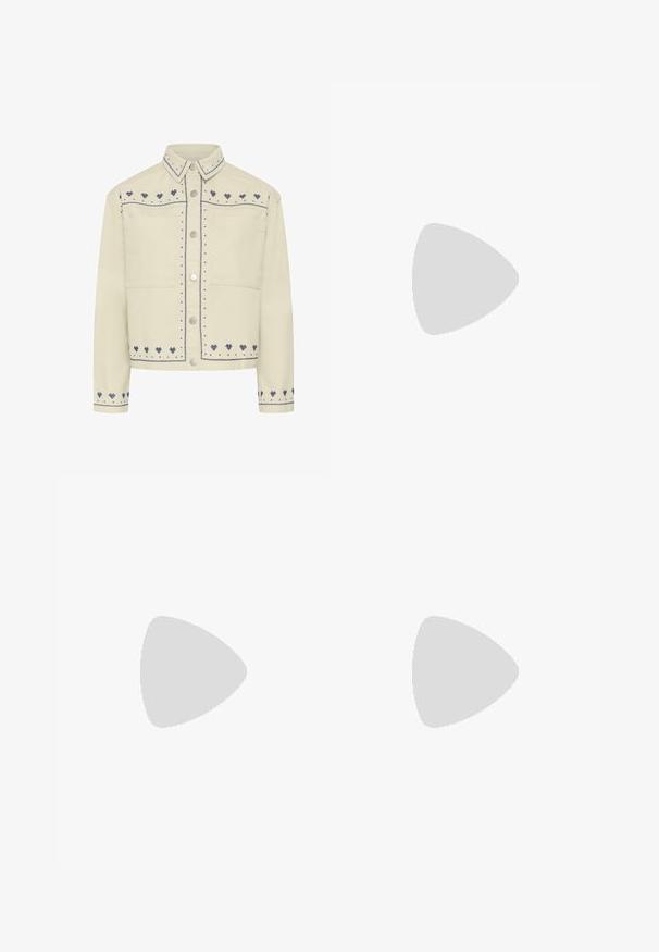Kremfarvet cropped jakke med blå broderede hjerter på bærestykke, manchetter og kant, med sølvfarvede trykknapper og to lommer foran.; Hvid, ribbet langærmet top med bådudskæring. Stoffet er glat, tætsiddende og har en ren afslutning ved manchetterne og kanten.; Blå denim wide-leg jeans med en falmet finish, fem lommer, synlig syning, knap- og lynlåslukning, samt en lige pasform.; Hvide ruskinds sneakers med marineblå striber, gummisål, struktureret overdel, rund tå og snøring; har branding på siden og tungen.