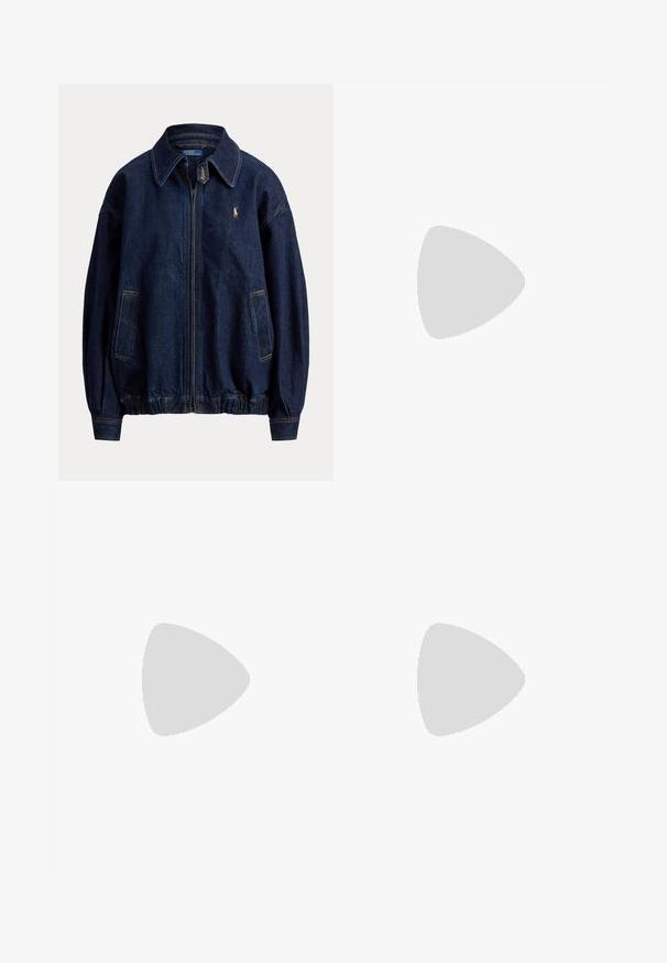 Veste en denim bleu foncé à fermeture éclair avec col, deux poches avant, ourlet élastique et petit logo brodé sur la poitrine.; Polo bleu marine avec col blanc, rayures horizontales jaunes et bleues, logo US Open sur la poitrine gauche, et un grand emblème blanc de joueur de polo.; Pantalon blanc droit avec grandes poches plaquées devant, passants de ceinture et fermeture par bouton à la taille.; Baskets basses blanches avec des accents en daim marron au talon et à l’orteil, des lacets blancs et un petit logo brodé marron sur le côté.