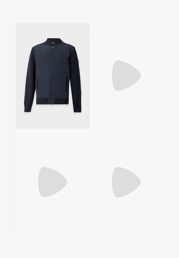 Blouson bomber bleu marine zippé avec col, poignets et ourlet côtelés, doté de poches latérales et d'un petit patch logo sur la manche gauche.; Chemise en maille bleu clair à manches courtes avec col rond et logo subtil "BOSS" sur la poitrine, présentée sur un fond uni.; Pantalon décontracté noir pour homme avec ceinture élastique et cordon de serrage, doté de poches latérales et d'un discret patch logo sur la cuisse droite.; Baskets blanches basses avec un design à lacets, des détails de couture minimalistes, et une semelle couleur crème sur un fond gris clair.