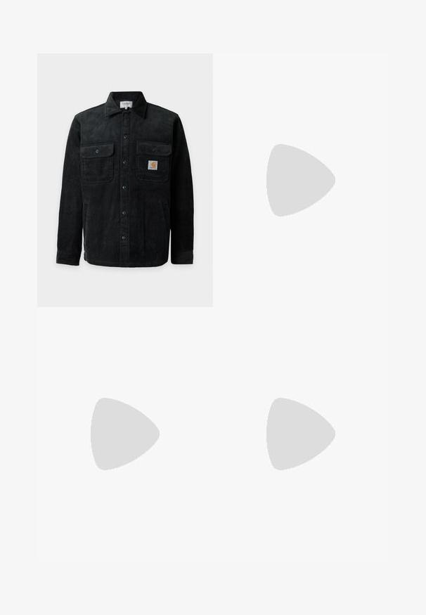 Sort kordfløjlsjakke med knapper og to brystlommer, hvoraf den ene har et lille firkantet Carhartt-logo.; Olivengrøn T-shirt med rund hals og korte ærmer, lavet af bomuld, med en lille orange logo på venstre bryst.; Svarte breddebenede bukser fremstillet af holdbart stof. Har en knaplukning og sidelommer. Glat tekstur med et enkelt design.; Brune læder ankelstøvle med metaløjer, hvid pelsforing, sort polstret krave, robust sål og præget logo på siden.