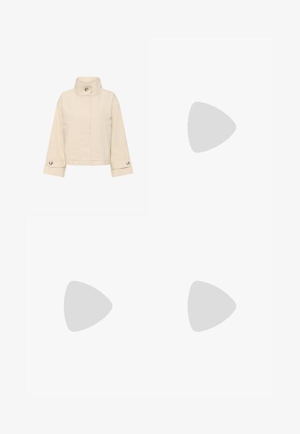 Veste courte beige avec col montant, fermeture à boutons-pression et manches larges. Confectionnée dans un tissu doux sans motifs visibles.; Pull à manches longues rayé en vert olive et crème. Il présente un col rond et une texture côtelée. Design ajusté.; Pantalon couleur crème à jambes larges avec poches avant et arrière, passants de ceinture et détails de coutures courbées sur les jambes.; Chaussure bateau en cuir marron avec lacets, détails de couture et logo Timberland sur le côté, présentée sur un fond blanc.