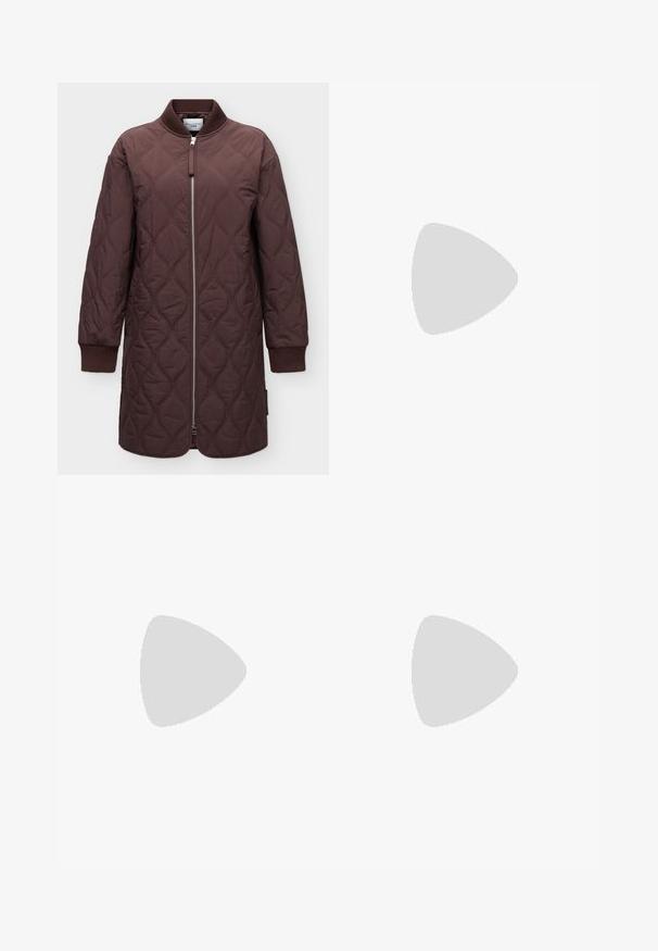 Lang brun quiltet frakke med frontlynlås, ribbet krave og manchetter, med et bølget søm mønster og en lige kant.; Bordeaux sweatshirts med et geometrisk hvidt stjernes mønster. Ribbet rund halsudskæring og manchetter. Blød tekstur og afslappet pasform.; Mørkeblå denimbukser med lige ben, der har en frontknaplukning, bæltestropper og to forlommer.; Hvid og brun Adidas Samba sneaker med tre brune striber, snørebånd og tekstureret sål vist fra siden på en ensfarvet baggrund.