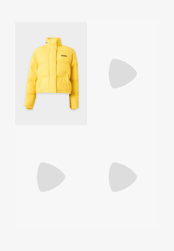 Hellgelbe kurze Steppjacke mit hohem Kragen, seitlichen Taschen und schwarzem Moschino-Logo auf der linken Brust.; Weißes Baumwoll-T-Shirt mit einem runden Grafikdesign, das schwarze und goldene Motive enthält, darunter ein kreisförmiges Logo und dekorative Elemente.; Schwarze Schlaghosen mit einem bunten Zitronen- und kleinem Blumenmuster, das über den Stoff verteilt ist.; Silberner Metallic-Pumps mit spitz zulaufender Vorderkappe, dünnem Stiletto-Absatz und "Versace Jeans Couture"-Logo an der Spitze.