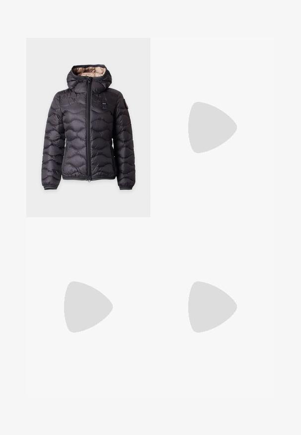 Svart vattert dunjakke med hette, frontglidelås og lange ermer vist på hvit bakgrunn.; Sort t-skjorte i bomull med rund hals og korte ermer. Enkel design, ingen mønstre eller detaljer, med rett snitt i midjen.; Sorte denimbukser med høy midje og vid ben-design. Har fem lommer og en subtil falmet tekstur med kontraststing. ; Svart skinnsko med spiss tå, flat såle og lav hæl, med glatt finish, vist fra siden på en lys grå bakgrunn.