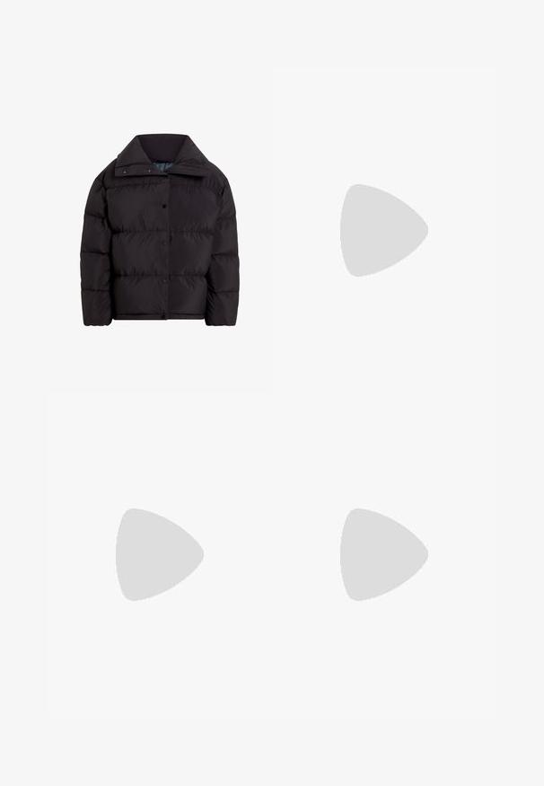 Zwarte pufferjack met een hoge kraag, voorzien van een rits aan de voorkant en drukknopen, gemaakt van soepele, geïsoleerde stof met opgeblazen secties.; Zwarte fleece pullover met een ritskraag, zachte, getextureerde oppervlakte en een ontspannen pasvorm. Kenmerkt stitching langs de zoom en de manchetten.; Zwarte jeans met wijde pijpen, van achteren gezien met twee achterzakken en een bruin leren merkpatch op de tailleband.; Zwarte suède laars met een witte bontvoering, featuring een vetersluiting aan de voorkant, gevoerd enkelsteun en een rubberen loopzool voor grip.